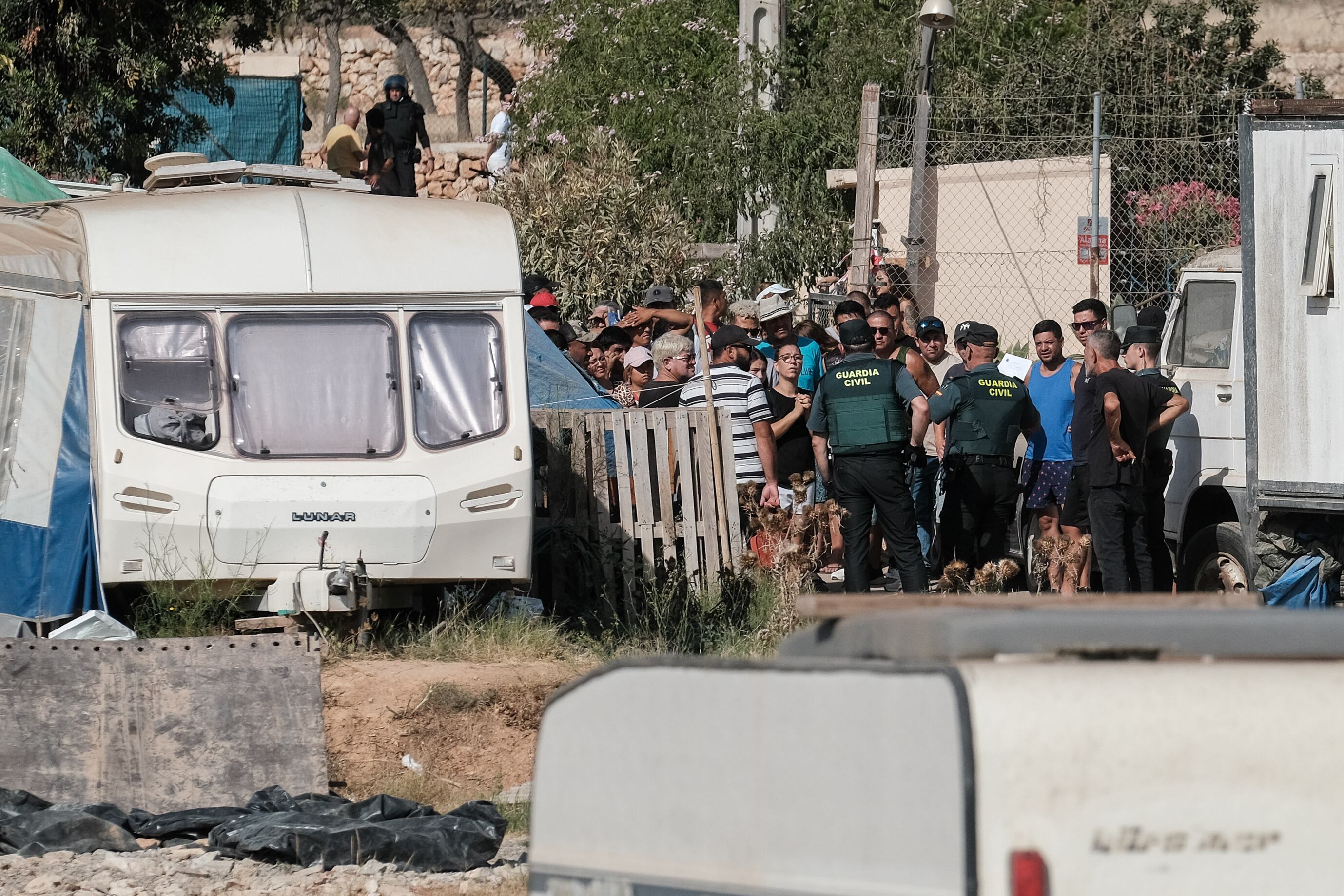 Desalojan a cientos de personas con menores que vivían en caravanas y tiendas de campaña en un terreno en Ibiza