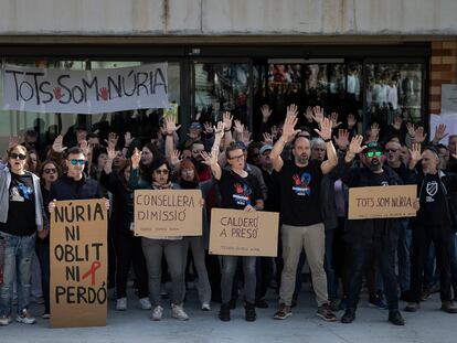 Protesta de funcionarios de prisiones por el asesinato de una compañera la semana pasada, este viernes a las puertas de la cárcel de Brians 2, en Barcelona, de donde Alves espera salir en libertad.