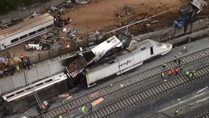 Vista general de la zona del accidente, 25 de julio de 2013. El presidente del Gobierno, Mariano Rajoy, ha anunciado que firmará este mismo jueves un decreto de la Presidencia del Ejecutivo central en el que se declaran tres días de luto oficial en toda España.