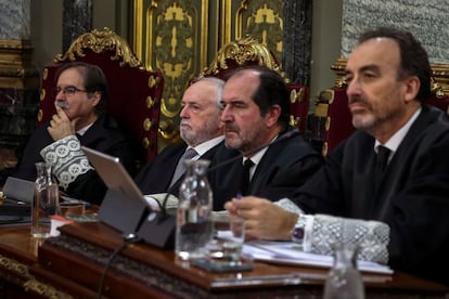 El presidente del tribunal y ponente de la sentencia, Manuel Marchena (derecha), junto a los magistrados, Andrés Palomo, Luciano Varela, y Andrés Martínez Arrieta.