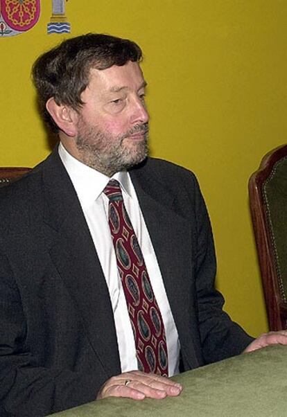 Imagen de archivo tomada en 2001 del ministro del Interior britnico, David Blunkett, de 57 a?os y ciego de nacimiento.