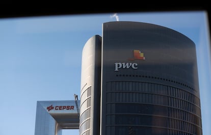 Logos de Price Waterhouse Coopers y CEPSA. Torres Cepsa y PwC paseo de la Castellana.