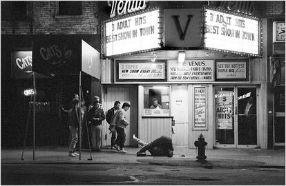  

	The Minessota Strip (1989)

	Esta foto tomada en la octava avenida de Manhattan ha protagonizado una polémica sobre el robo de imágenes en Internet. Tras aparecer reseñada en The New York Times, el aspirante a la alcaldía de Nueva York decidió incluirla en un anuncio de su campaña electoral. Weber decidió denunciarlo a la prensa.