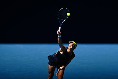 Muguruza saca durante el duelo frente a Gasparyan en la pista Margaret Court de Melbourne.