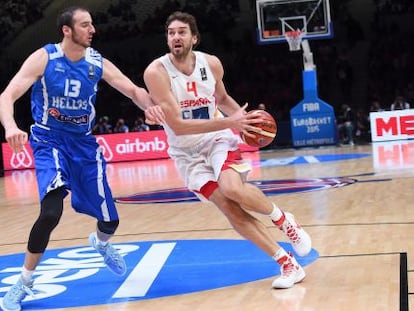 Gasol entra a canasta contra Grecia.