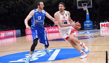 Gasol entra a canasta contra Grecia.