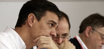 Pedro Sánchez i César Luena, durant el comitè federal de dissabte.