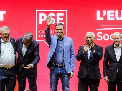 Pedro Sánchez, en el centro, con varios líderes del socialismo europeo, este sábado en el congreso del PSE en Roma.