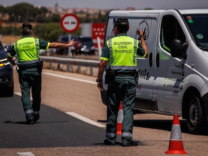 Dos agentes de la Guardia Civil durante un control.