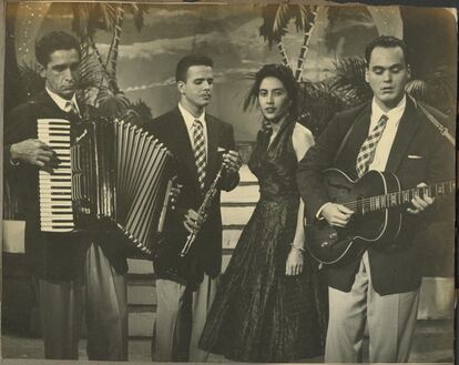 Imagen del formato original de Los ármonicos con Felipe Dulzaides (i) de finales de los años 50.
