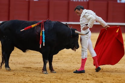 David de Miranda, entre los pitones de su primer toro.
