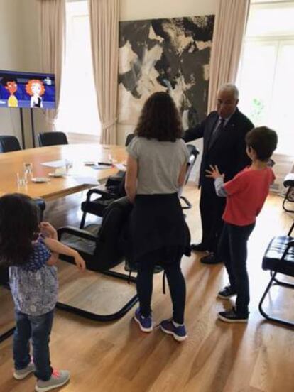 António Costa, con los hijos del cronista de 'Público'.