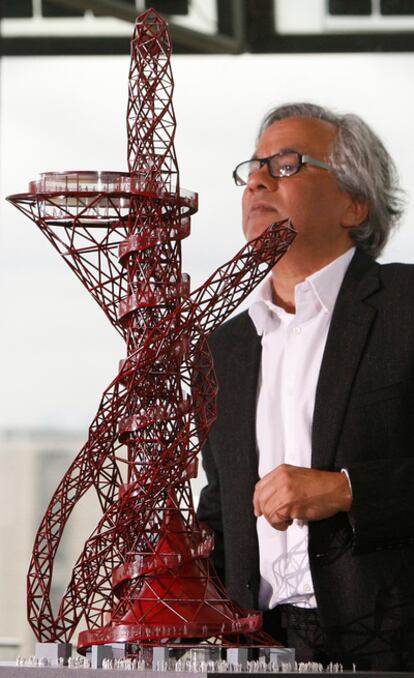 El artista Anish Kapoor, junto a una maqueta  de su obra <i>ArcelorMittal Orbit</i>, que se inaugurará para los Juegos Olímpicos de Londres 2012.