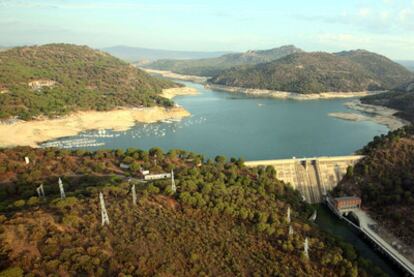 Panorámica del pantano de San Juan, el único de Madrid en el que se puede navegar con barcos de vela o motor.