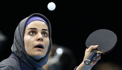 La iraní Neda Shahsavari ante la nigeriana Olufunke Oshonaike en la clasificación de tenis de mesa individual femenino.