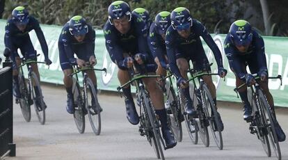 El equipo Movistar, durante la crono del sábado.