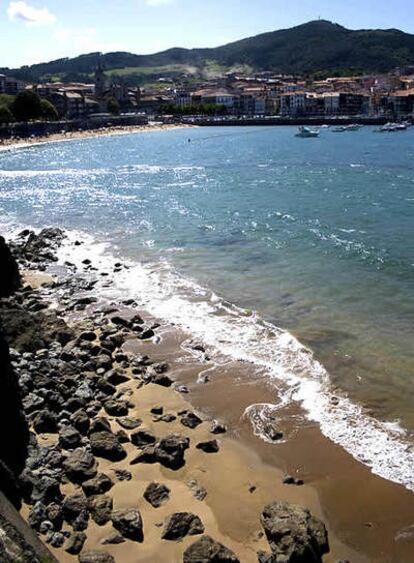 Lekeitio contiene una isla a la que se puede acceder a pie mediante una pasarela de piedra oculta unos centímetros bajo el mar