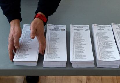 Operarios realizan los preparativos del colegio electoral instalado en el Pabellón Camp del Ferro del barrio de Sant Andreu de Barcelona.