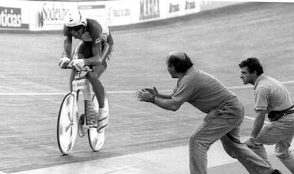 El médico Sabino Padilla y un mecánico animan a Miguel Induráin en los últimos metros de la carrera en la que el ciclista español consiguió batir el récord de la hora, en el velódromo de Burdeos, en 1994.