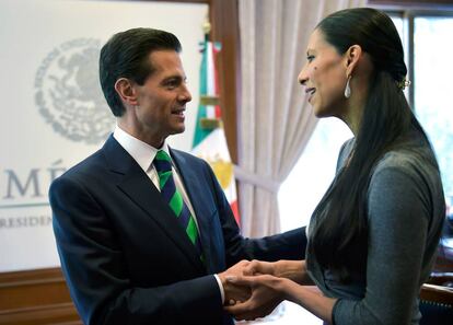 Mexican President Peña Nieto gives a medal to dancer Elisa Carrillo.