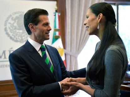 Mexican President Peña Nieto gives a medal to dancer Elisa Carrillo.