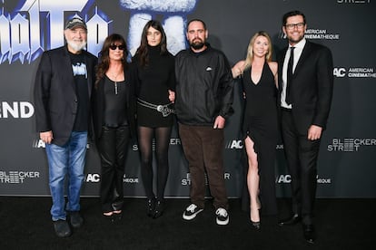 De izquierda a derecha, Rob, Michelle, Romy, Nick, Maria Gilfillan y Jake Reiner en el estreno de 'Spinal Tap II', en el Teatro Egipcio de Hollywood, el 9 de septiembre de 2025.