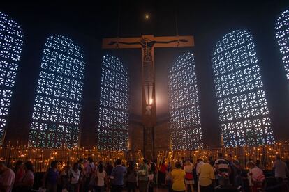 Ofrenda en el Santuario de Aparecida al patrón de la localidad brasileña del mismo nombre.