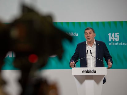 El coordinador de EH Bildu, Arnaldo Otegi, en una rueda de prensa, este lunes en San Sebastián.