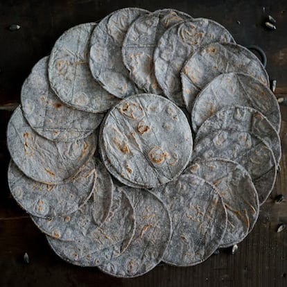 Tortillas mexicanas azules de maíz de Valencia con nixtamalización, una técnica mesoamericana, en una imagen proporcionada por Maíz Maya.