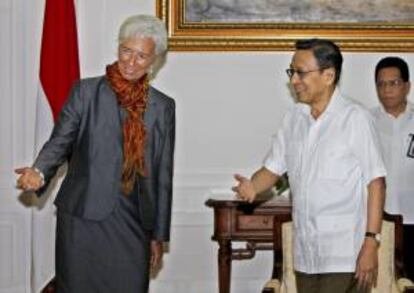 La directora del Fondo Monetario Internacional (FMI), Christine Lagarde, es recibida por el vicepresidente de Indonesia, Boediono, hoy antes de su reunión en Yakarta, Indonesia.