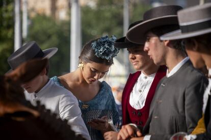 Múltiples opciones para el peinado de la flamenca, moños altos o bajos, trenzas, colas altas o bajas, siendo más difícil ver el pelo suelto.