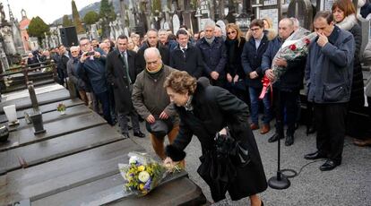 La viuda de Fernando Mugica, hist&oacute;rico militante asesinado por ETA hace 22 a&ntilde;os, durante el homenaje del PSE-EE.