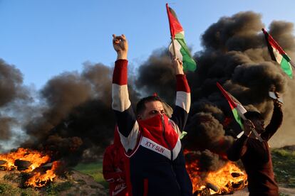 Los palestinos reaccionan durante los enfrentamientos con las fuerzas israelíes.
