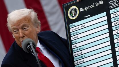 U.S. President Donald Trump delivers remarks on tariffs in the Rose Garden at the White House in Washington, D.C., U.S., April 2, 2025. REUTERS/Carlos Barria