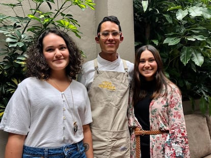 Paula y Alejandra Vega con el cocinero Gersson Mariño. / Capel