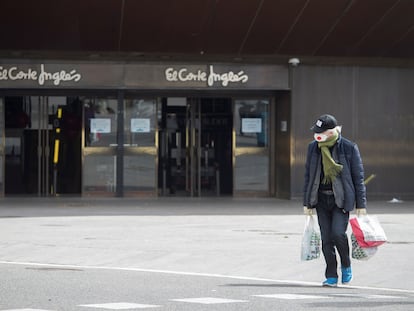 Un hombre pasa frente a un establecimiento de El Corte Inglés en Barcelona, en marzo de 2020.