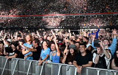 Miles de personas asisten al concierto de los hermanos Gallagher.