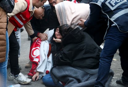 Fuera, decenas de familiares y compañeros se concentraron en la entrada de la mina en una espera angustiosa que se prolongó durante toda la noche.