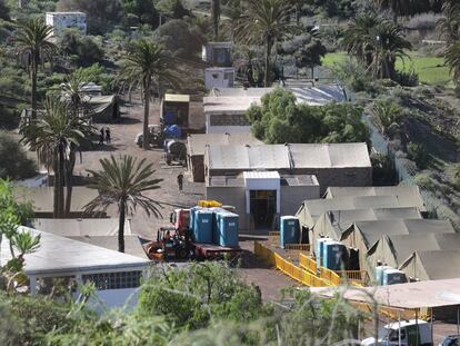 El campamento instalado en el antiguo polvorín de Barranco Seco, en Las Palmas de Gran Canaria, donde este miércoles se espera la llegada de parte de los inmigrantes del muelle de Arguineguín.