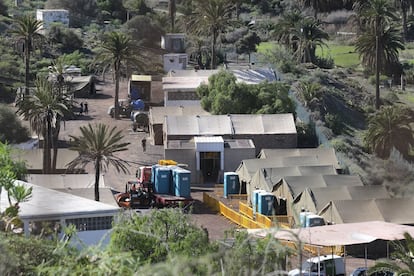 El campamento instalado en el antiguo polvorín de Barranco Seco, en Las Palmas de Gran Canaria, donde este miércoles se espera la llegada de parte de los inmigrantes del muelle de Arguineguín.