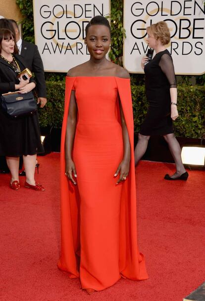 Lupita Nyong'o, nominada por 12 años de esclavitud, espectacular con este Ralph Lauren rojo.