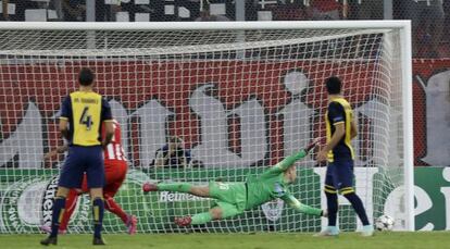 La defensa del Atlético contempla el primero de los tres goles a Oblak. 