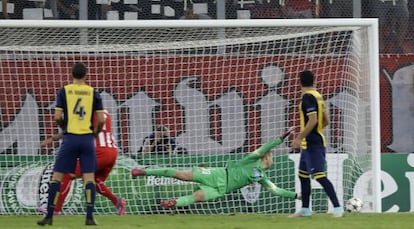 La defensa del Atlético contempla el primero de los tres goles a Oblak. 