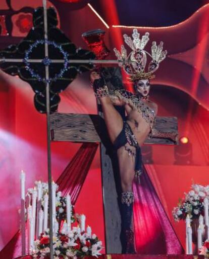 Drag Sethlas interpretes Christ's crucifixion.