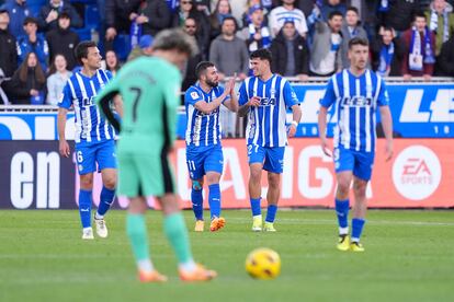 Los jugadores del Alavés celebran el segundo gol, ante un Griezmann cabizbajo.