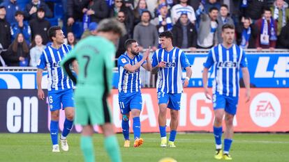 Los jugadores del Alavés celebran el segundo gol, ante un Griezmann cabizbajo.