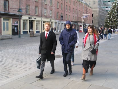 Kariakin, en el centro, llega al Fulton Market Building acompañado por su esposa y su entrenador.