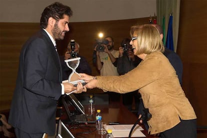 El director adjunto de EL PAÍS, Vicente Jiménez, recibe el premio entregado por Adelaida de la Calle.