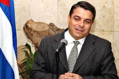 El ministro de Exteriores de Cuba, Felipe Pérez Roque, anuncia el restablecimiento de los contactos en una rueda de prensa en La Habana.