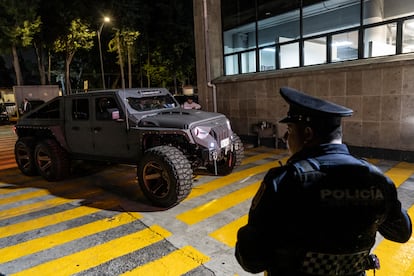 The truck that Cano is traveling in arrives at the Auditorio Nacional on the night of Wednesday, May 30.